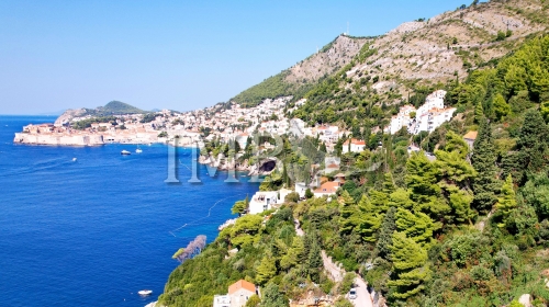 Attractive building plot of 860 m2, view of the Old Town and the sea