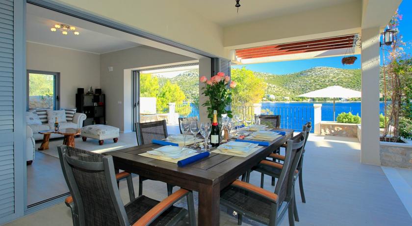 Vila 220 m2 s bazenom na zemljištu 610 m2 prvi red uz more – Dubrovnik otoci